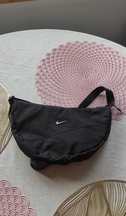 Torebka nerka saszetka firmy Nike 
Jedna przegroda
Szybka wysyłka
