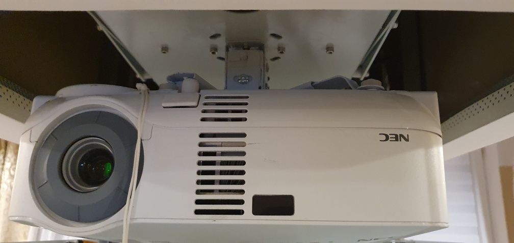 PROJEKTOR NEC VT 580 + 3 lampy w 100% sprawne
