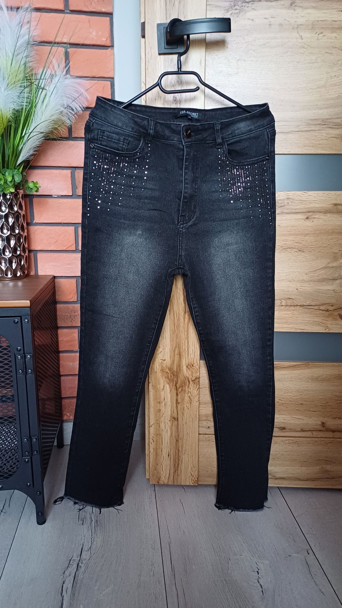 Top Secret czarne spodnie jeansowe z cyrkoniami r. 42 XL