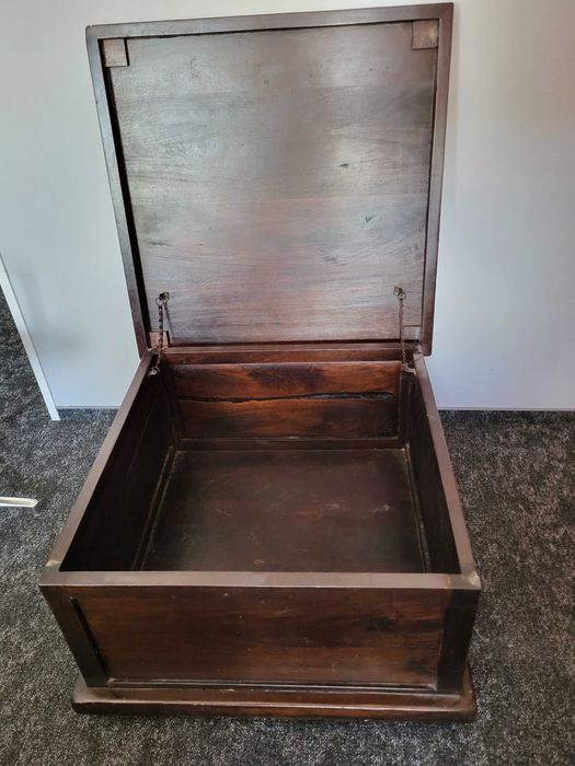 Zestaw mebli z litego drewna Belbazaar, regał, komody, nocne szafki