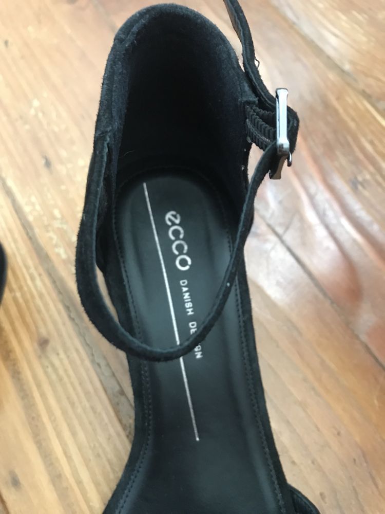 Sandałki damskie czarne na delikatnym obcasie marki Ecco rozmiar 37