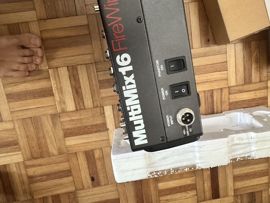 Mesa de Mistura Alesis Multimix 16 firewire