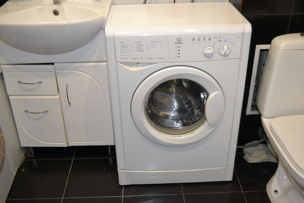 стиральная машина Indesit (под ремонт) пральна машина
