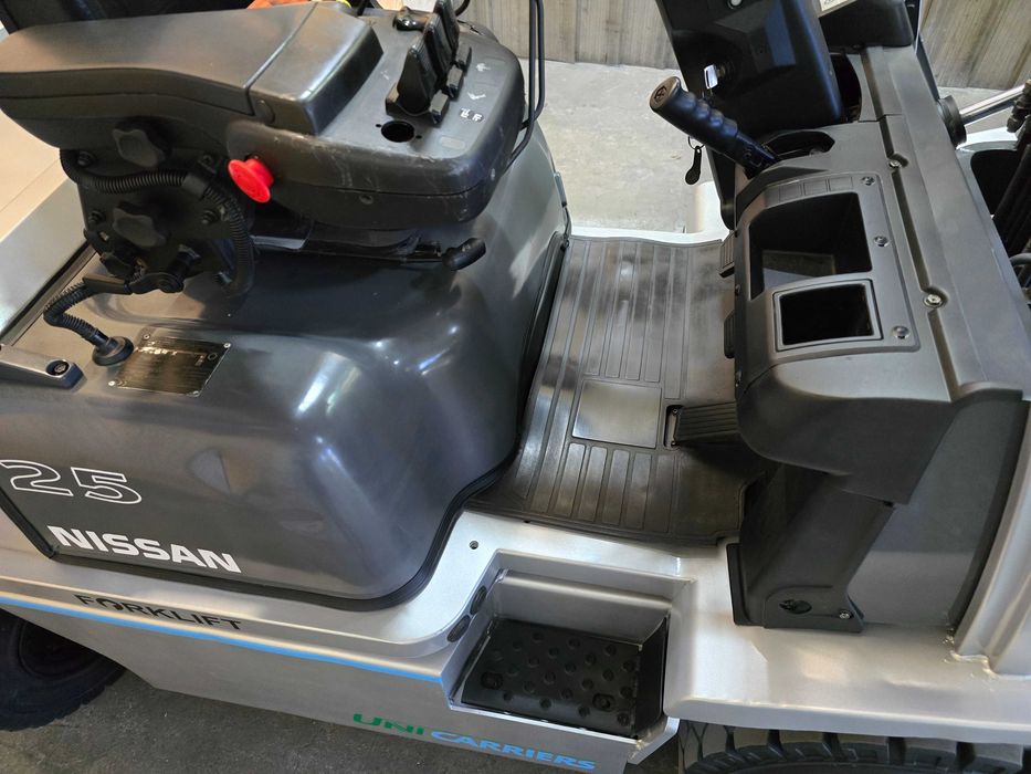 Навантажувач вилковий газовий Nissan 2,5 тонн триплекс 4,5 метра