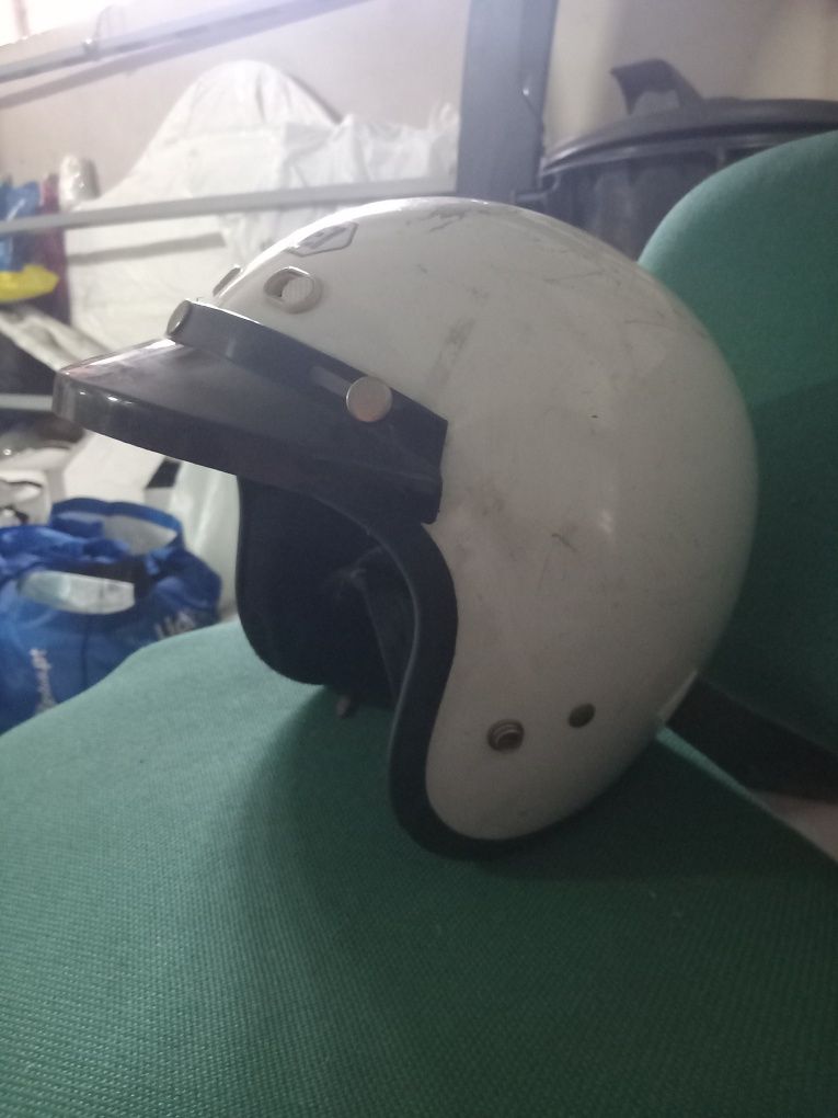 Capacete marca SHOEI