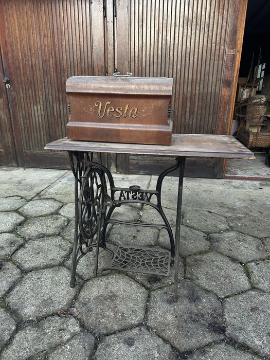 Stara maszyna do szycia Vesta – kompletna z oryginalną podstawą