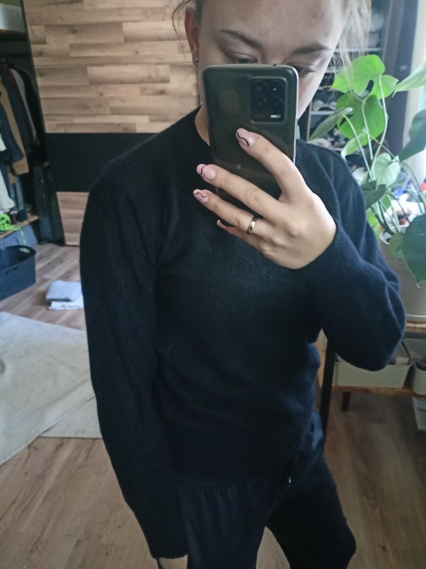 Wełniany ciepły sweter czarny