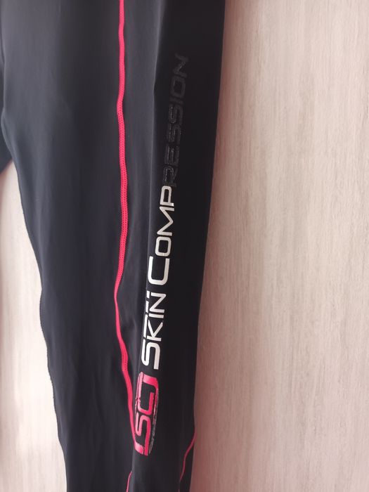 Czarne spodnie spodenki legginsy sportowe z czerwonymi elementami M