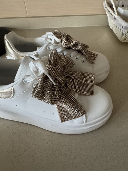 Tenis com laço dourado