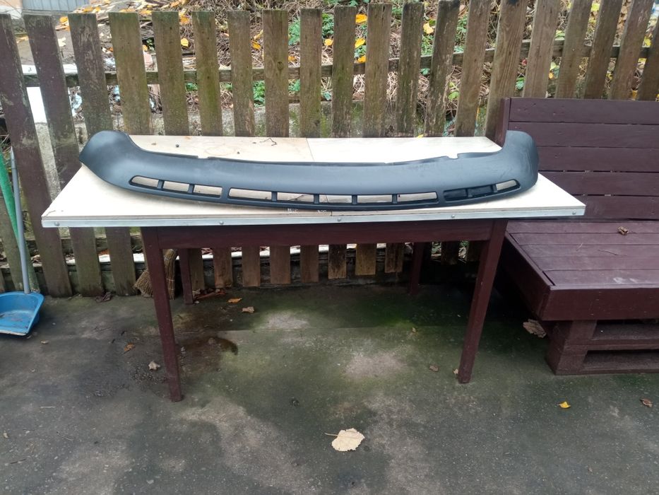 Продам на передній бампер губу