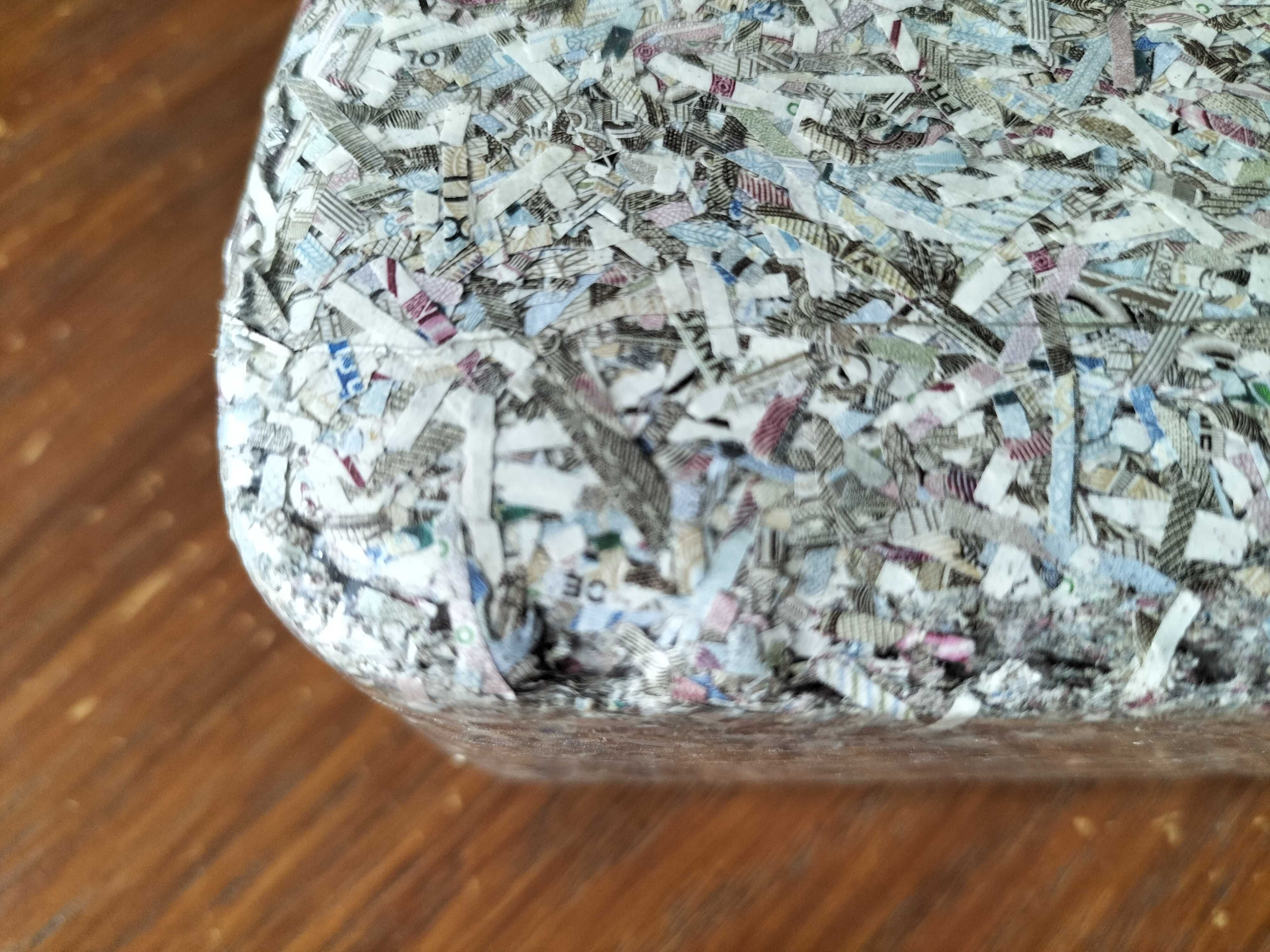 Prezent BRYKIET - zniszczone banknoty o wartości 350000 zł