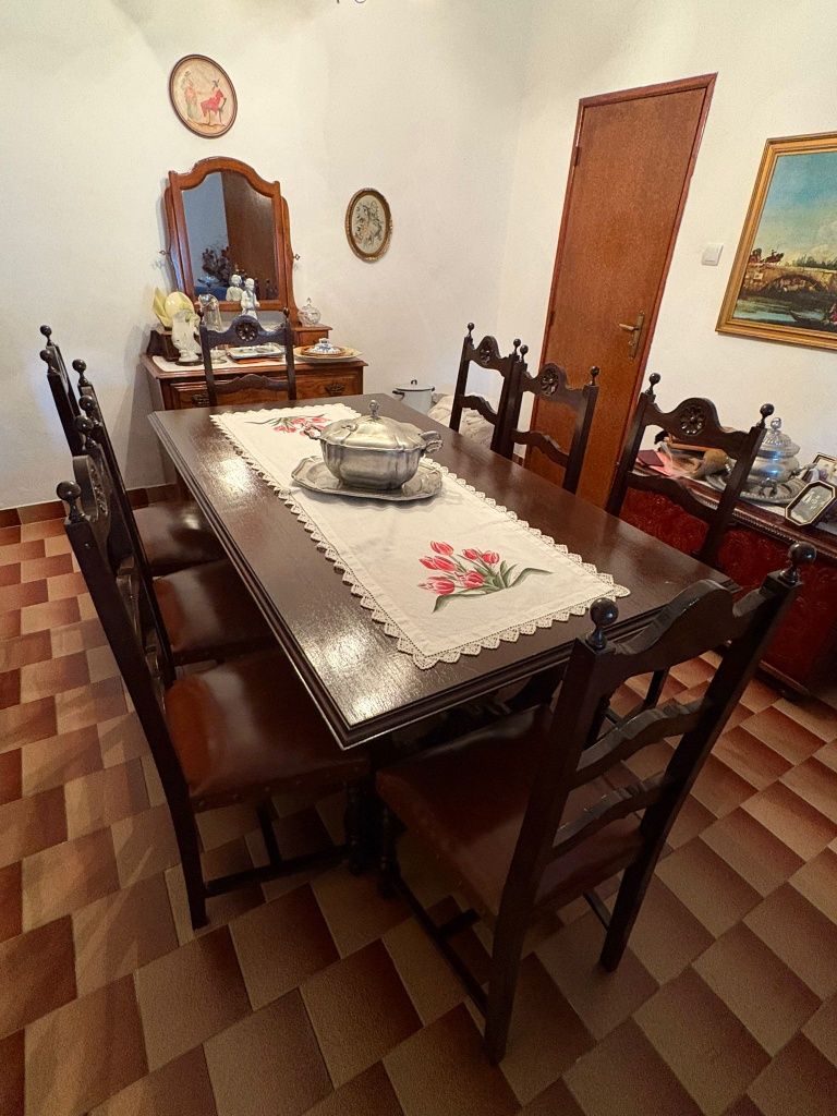 Mesa de jantar com 8 cadeiras