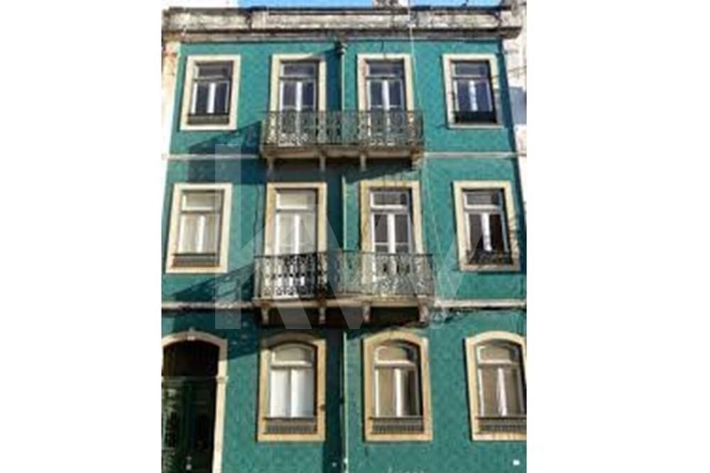 Prédio na Lapa com 4 pisos , tem projecto para aumentar o ultimo piso