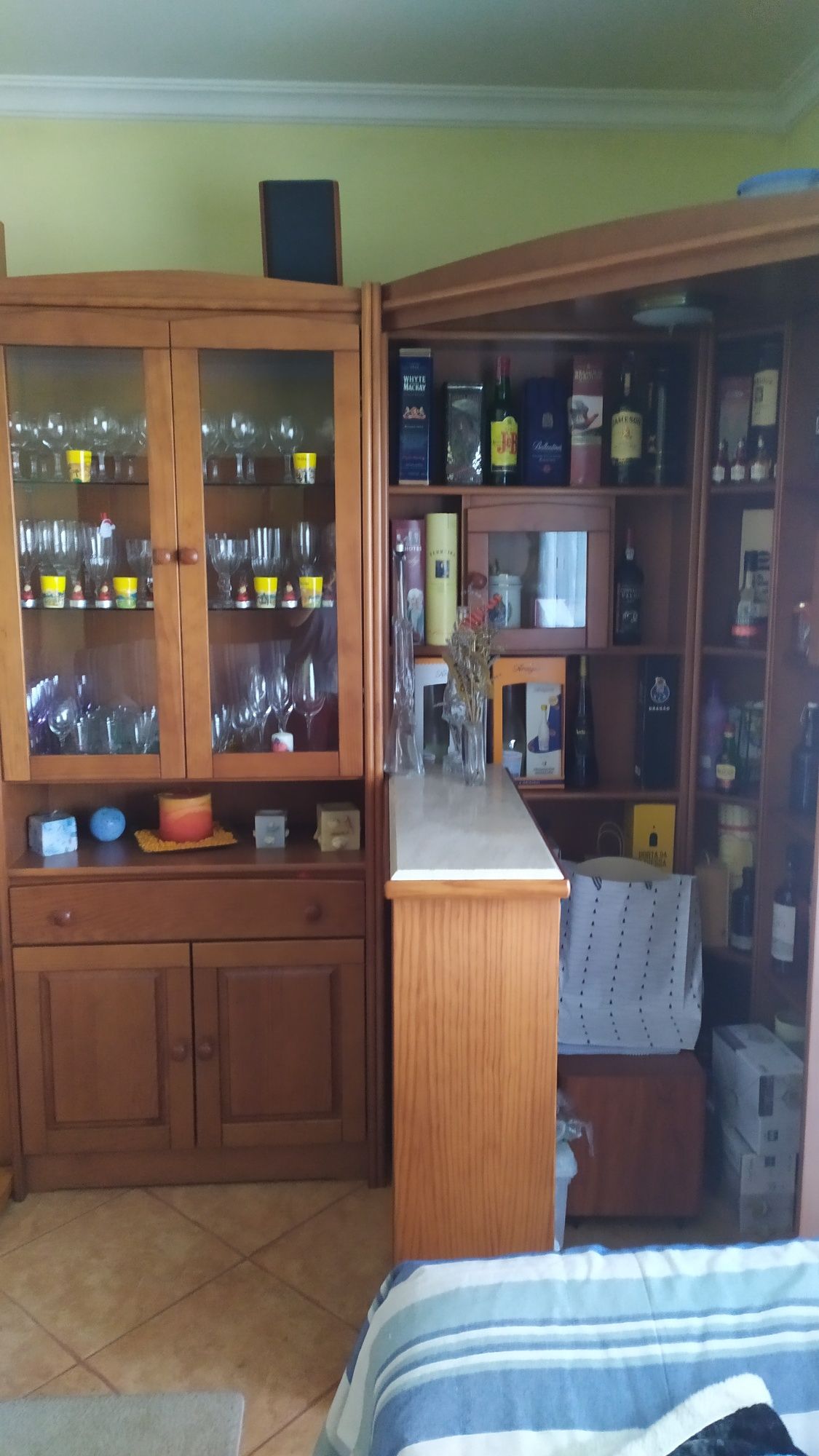Bar de sala em pinho mel