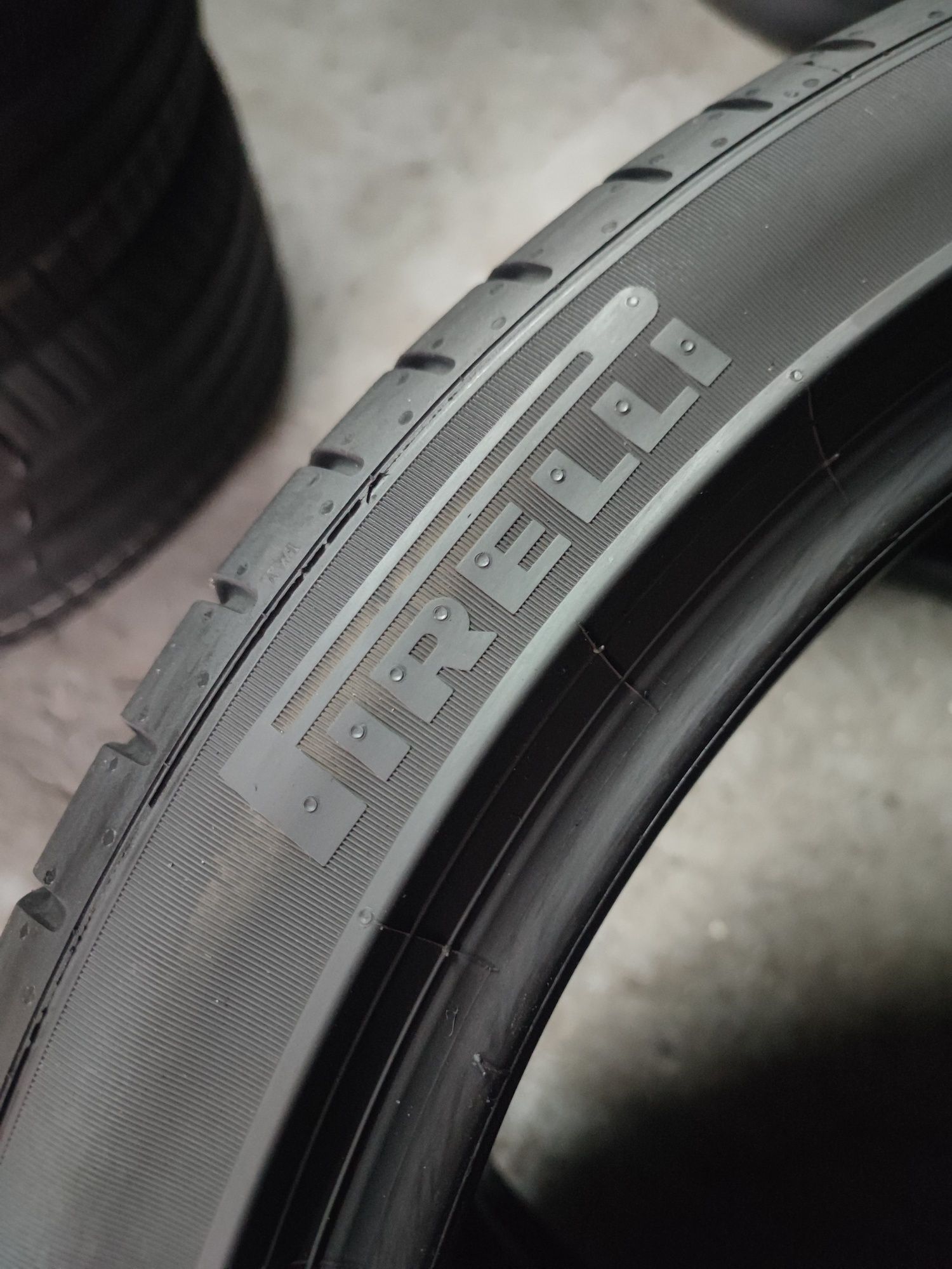 Pneus 255/40r21 Pirelli P Zero com 80% piso