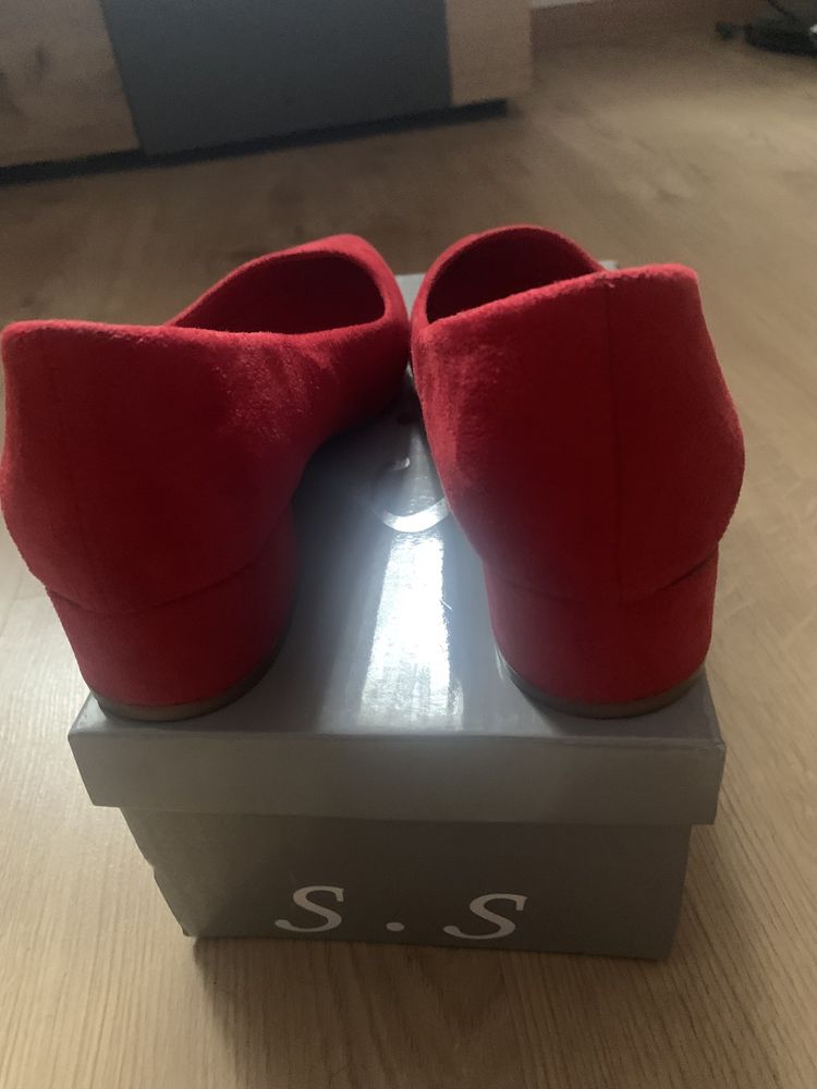 Czerwone buty zamszowe