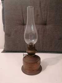 Stara mała miedziana lampa naftowa