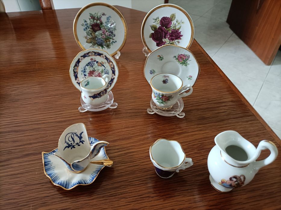Miniaturas de coleção em porcelana muito bonitas.