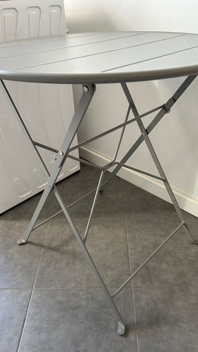 Mesa redonda desdobrável de cozinha ou varanda, cinza.