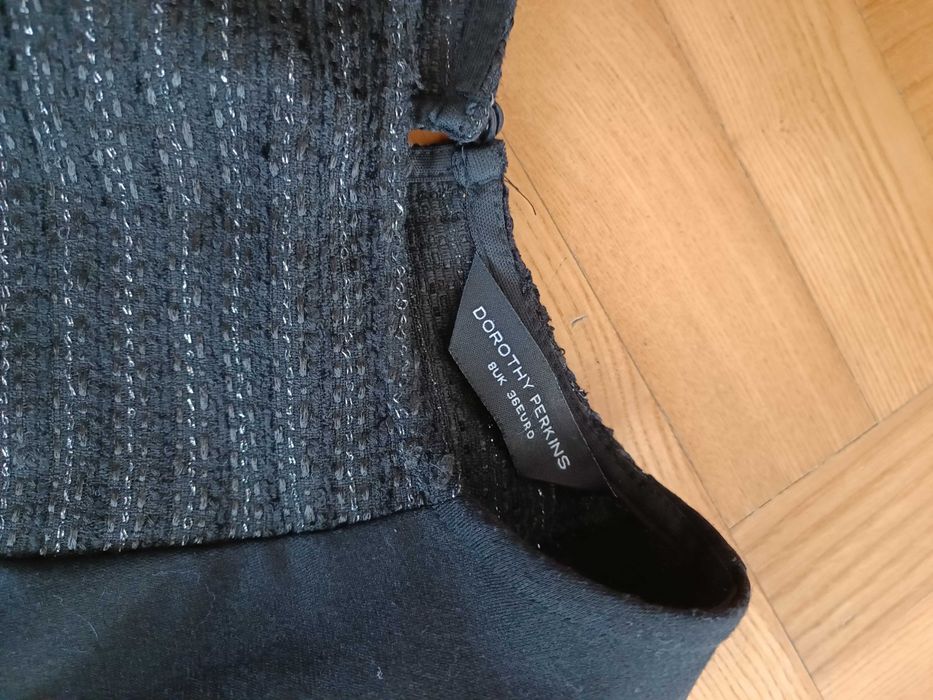 Czarna sukienka z błyszczącą nitką, 36