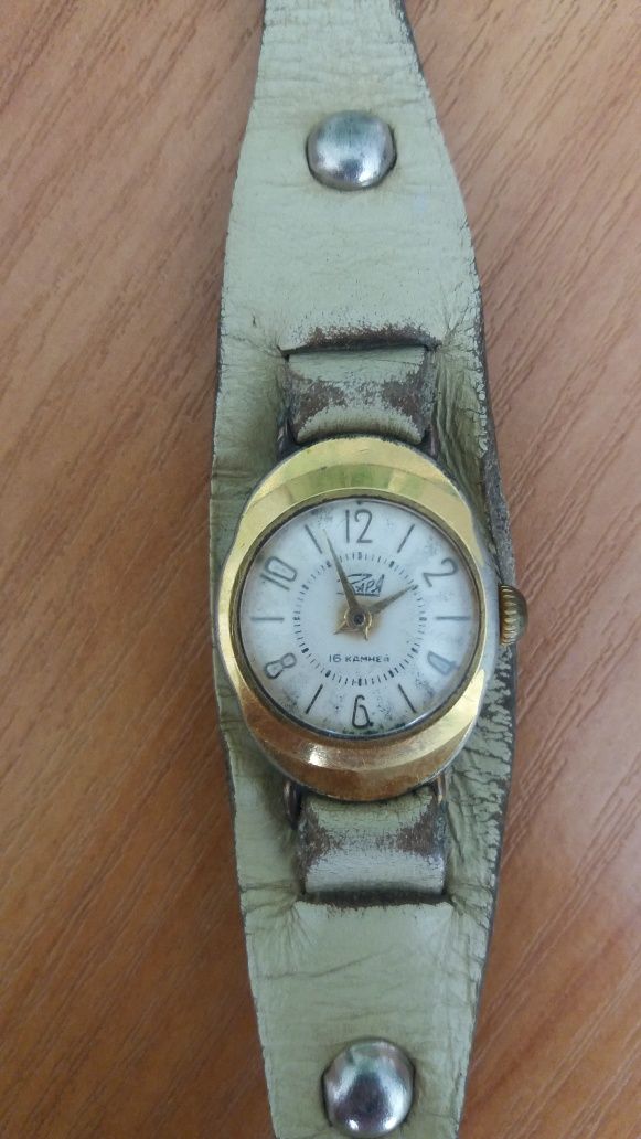 Старые наручные часы Заря