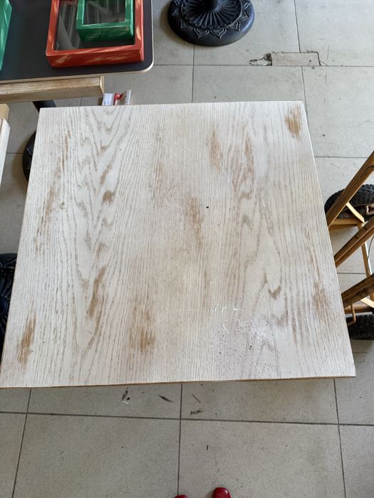 Столи деревʼяні на металевій ніжчі