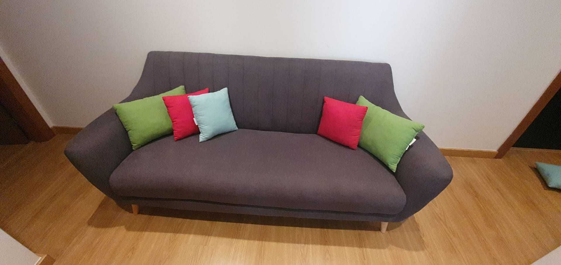 Sofa, poltronas e mesa de apoio (Troca)