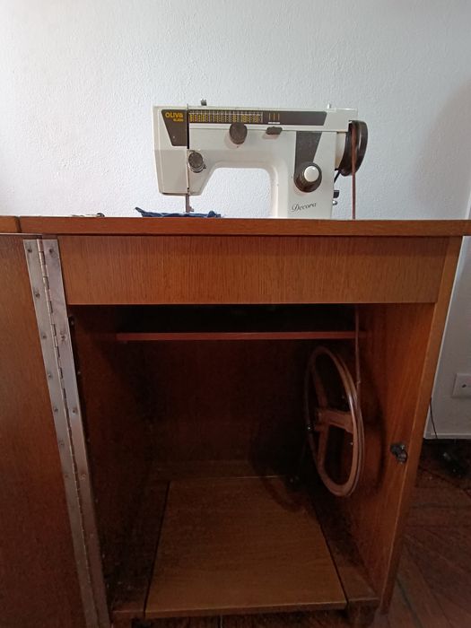 Máquina de costura Oliva Elgin (com móvel)