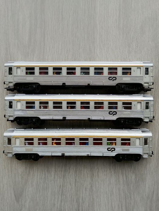 Carruagens inox com passageiros, H0 1:87
