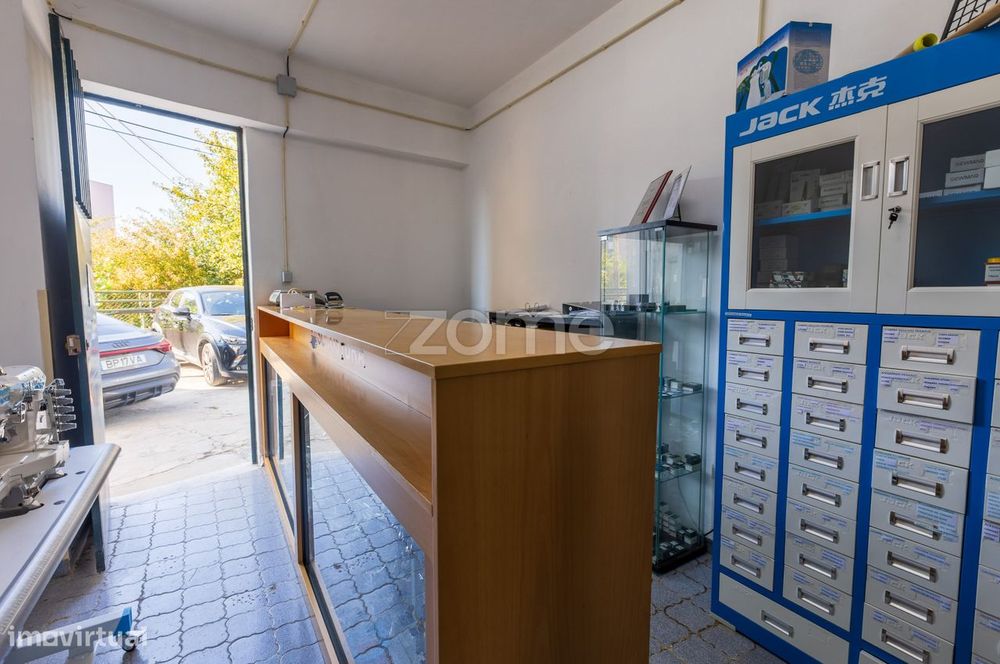 Armazém com 120 m2 em Caldelas, Guimarães