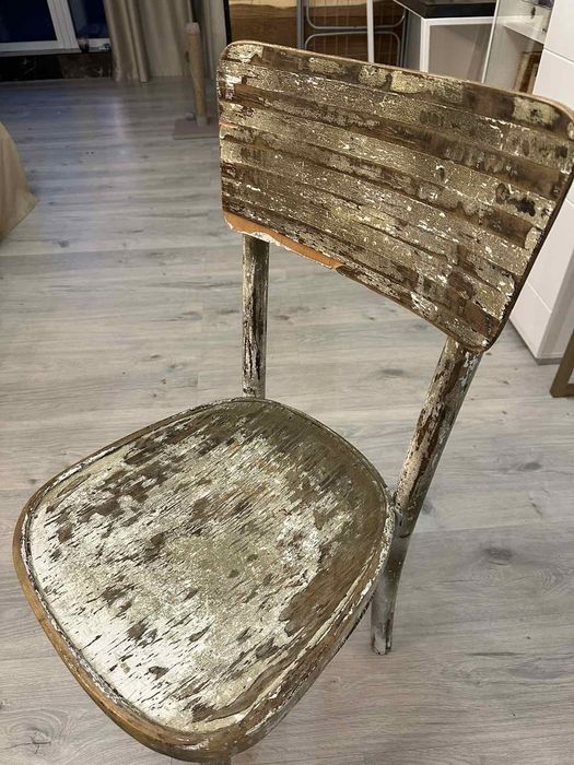 бра ручної роботи дерево та старовинний деревяний стул