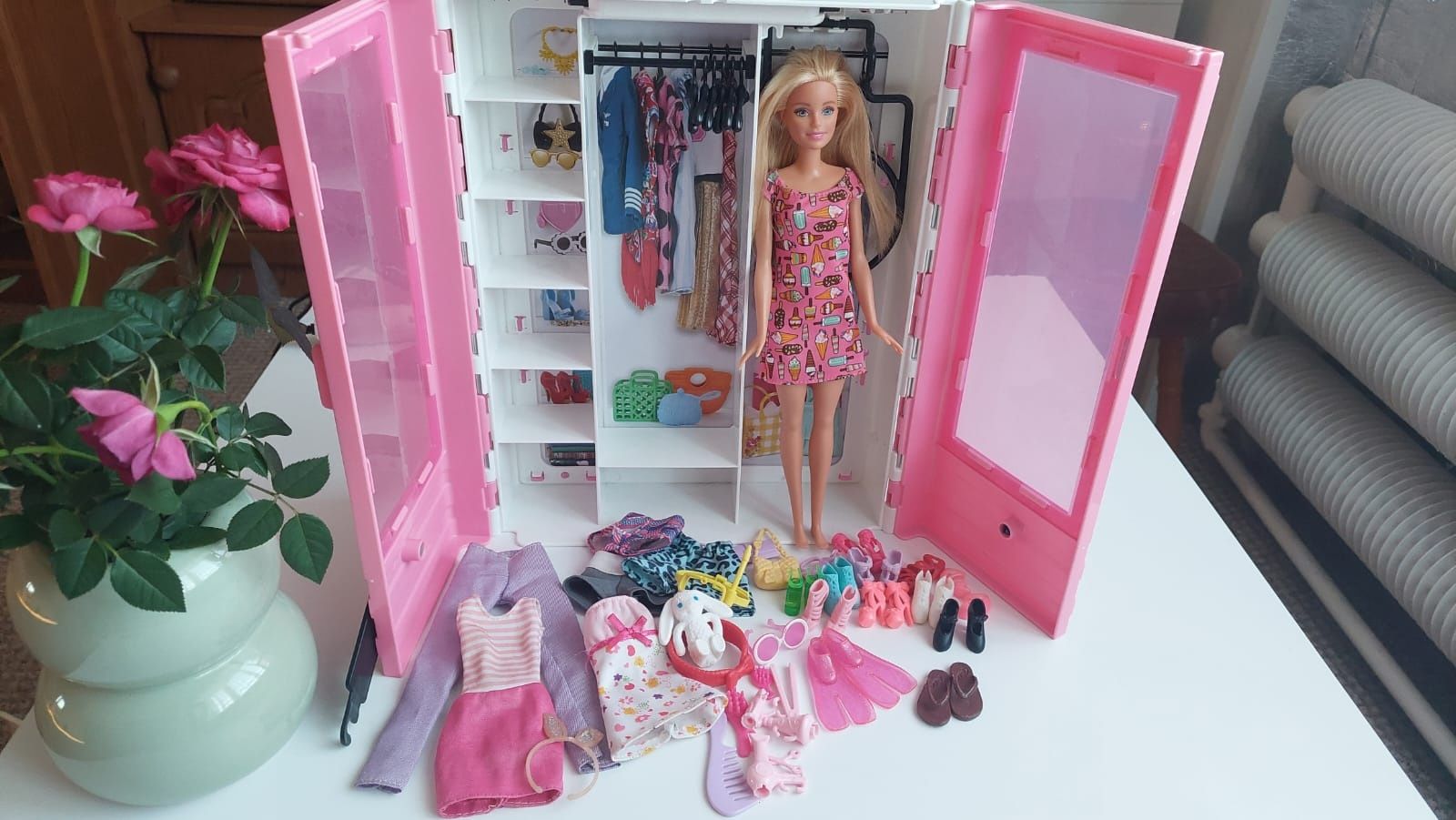 Szafa dla lalki Barbie z akcesoriami.