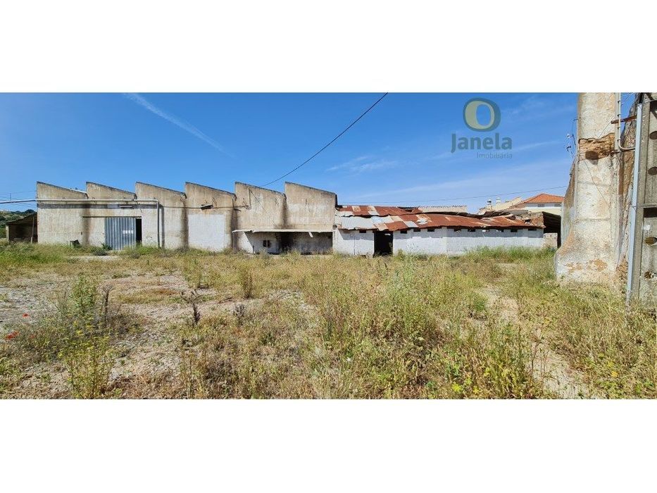 Fábrica com área urbana de 3897,35 m2 e terreno de 7765,69m2, bons ...