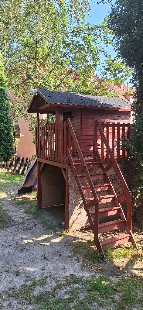 Domek drewniany dla dzieci ze zjeżdżalnią