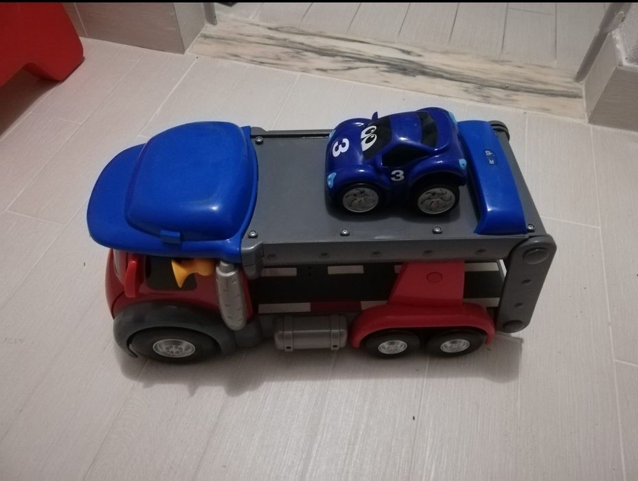 Carinho alegre infantil