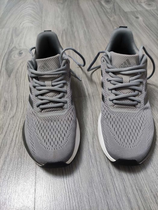 Кросівки Adidas.