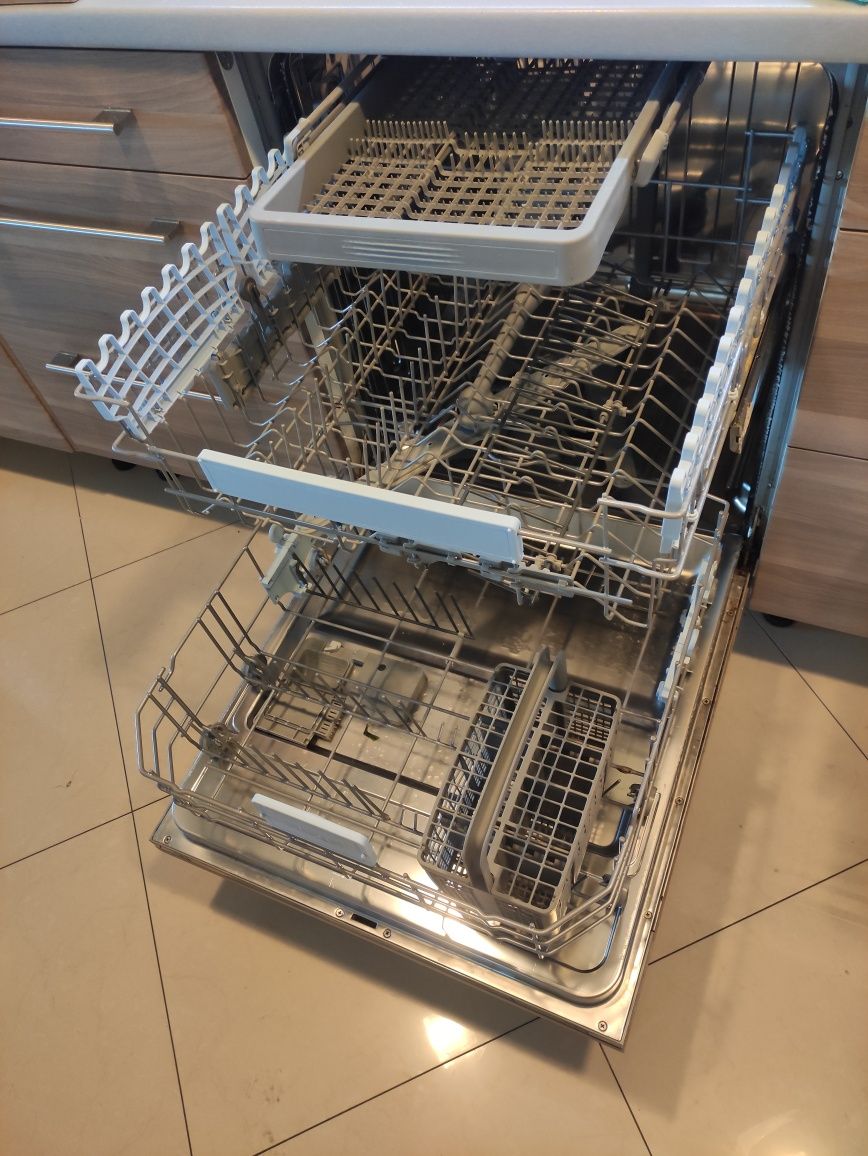 Zmywarka do zabudowy Beko DIN5833, brak koszy