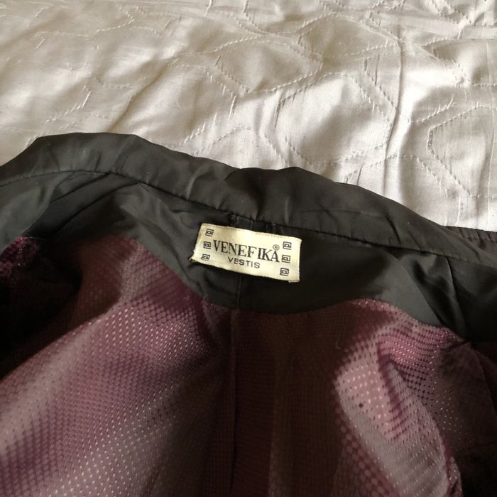 Ідеальний чорний плащ на осінь