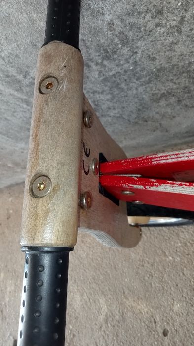 Bicicleta antiga de madeira para criança