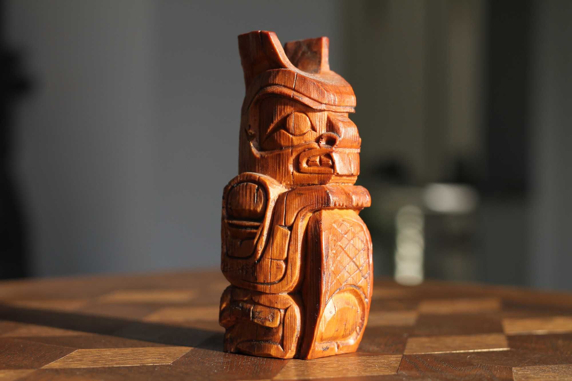 Alaskan Tufflukk totem z drewna sygnowany stary 15 cm