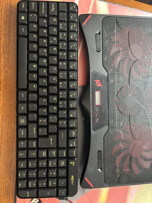 Conjunto Teclado + Rato + Base de Arrefecimento – Como Novos