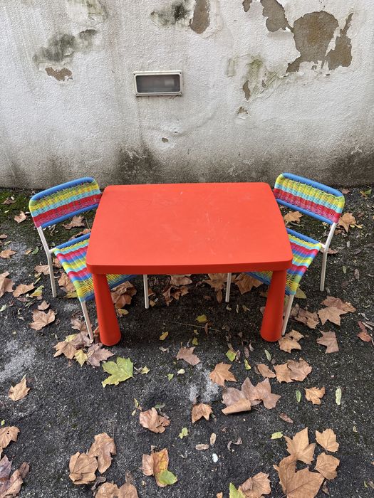 Vendo mesa e 2 cadeiras