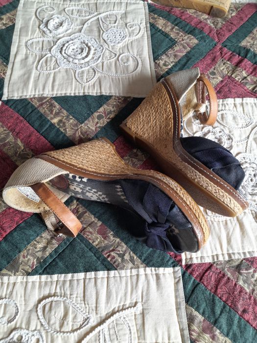 Sandálias de tecido azul e em pele