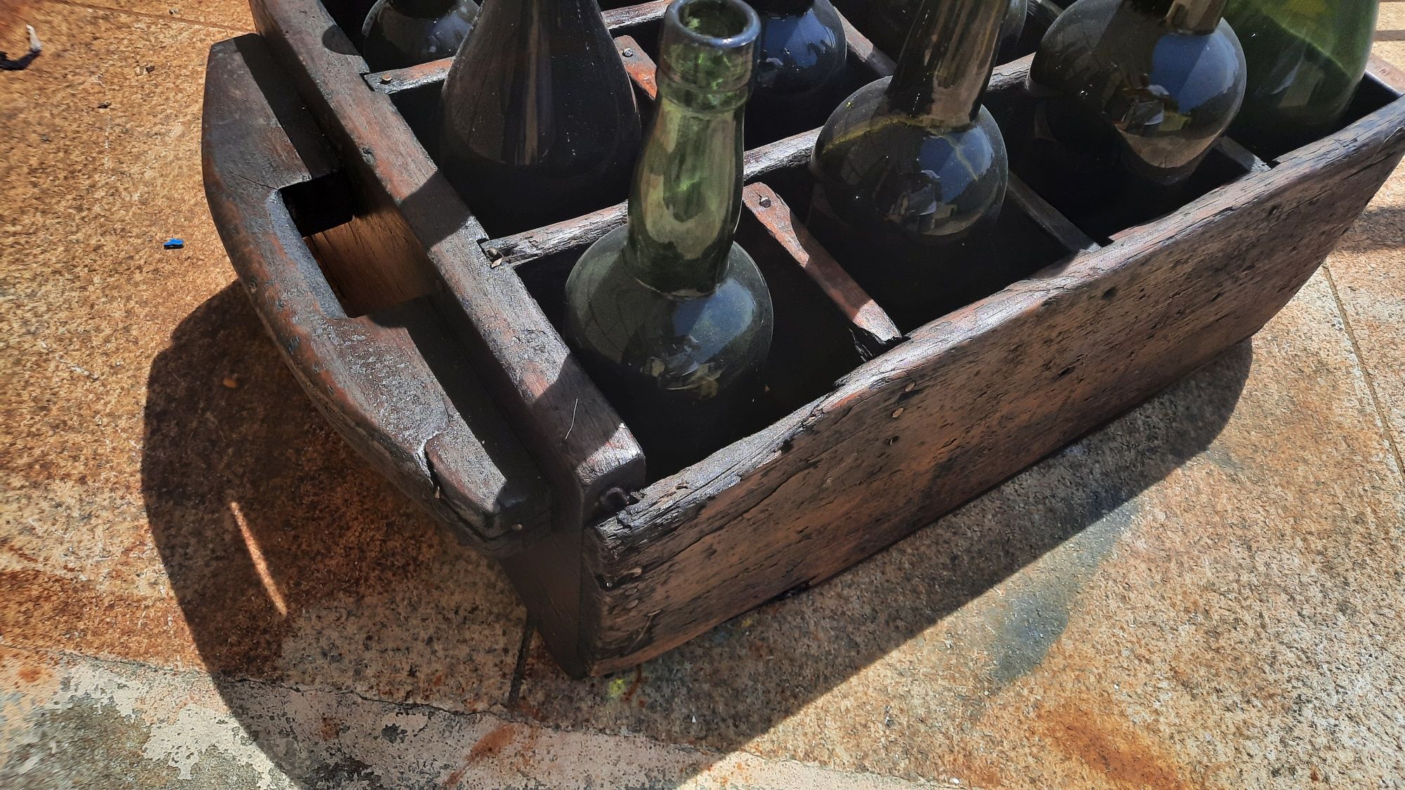 Vintage Caixa de madeira antiga com garrafas antigas