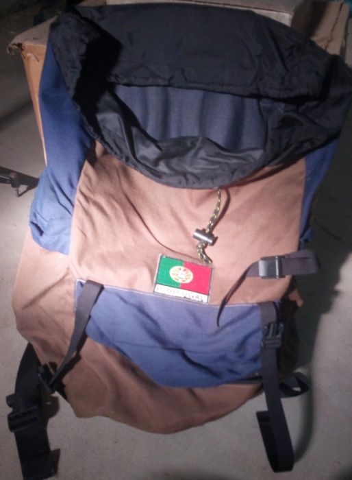 Mochila impecável com ligeiras marcas de uso