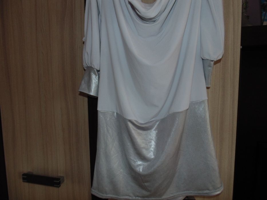 sukienka biała z gołymi plecami..