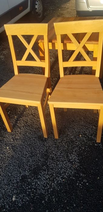 2 krzesła drewniane.
