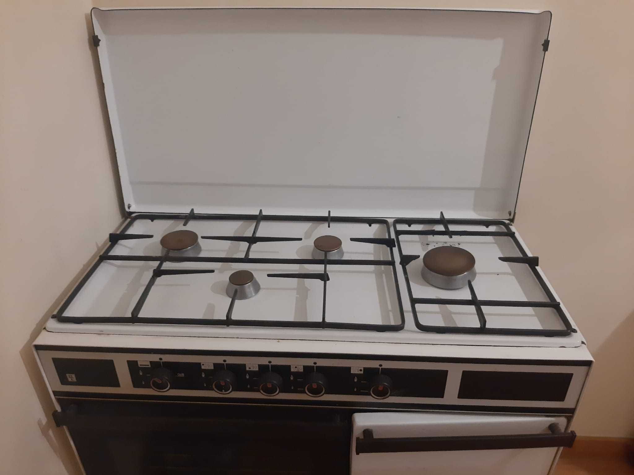 Fogão Antigo a Gás com Forno e Compartimento para Botija