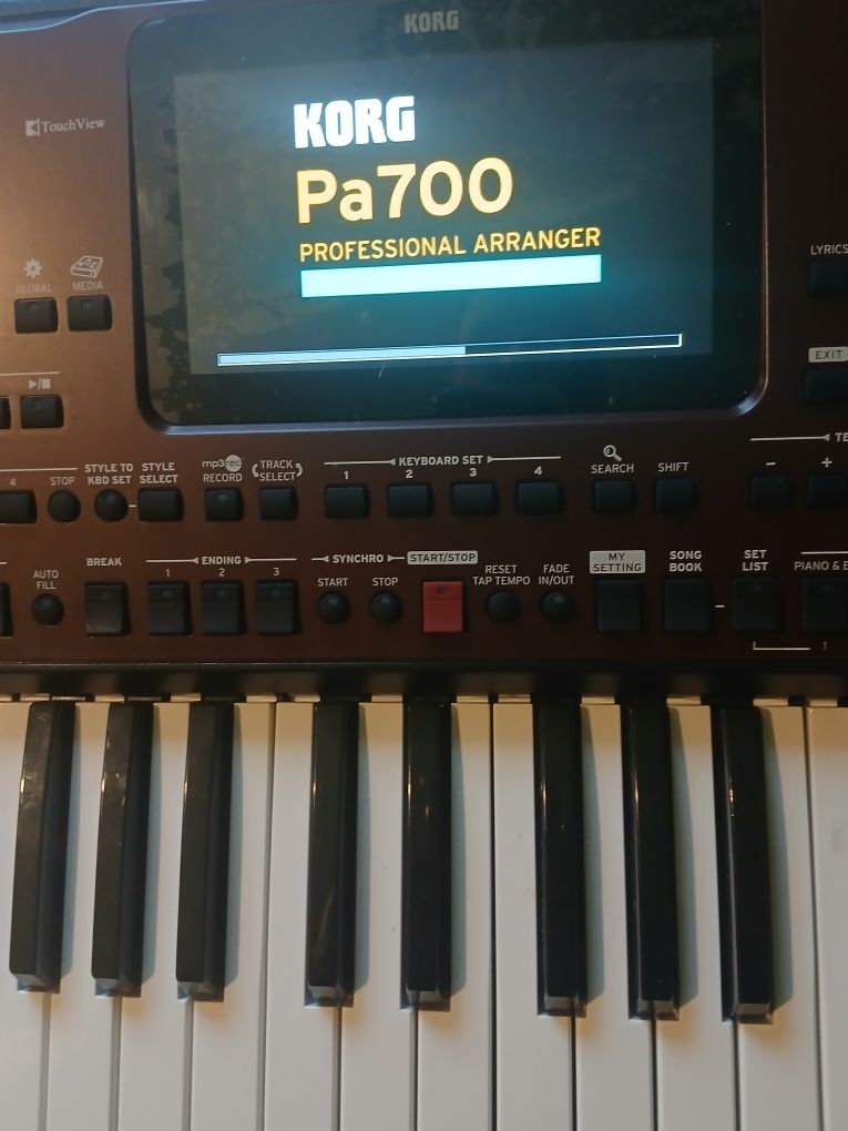 Sentyzator Korg PA 700