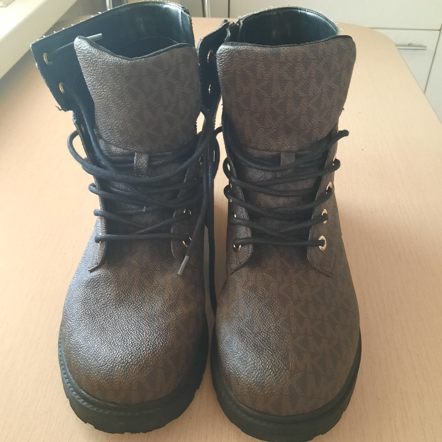 Женские ботинки темно-коричневые кожаные,бренд MICHAEL KORS.39размер.